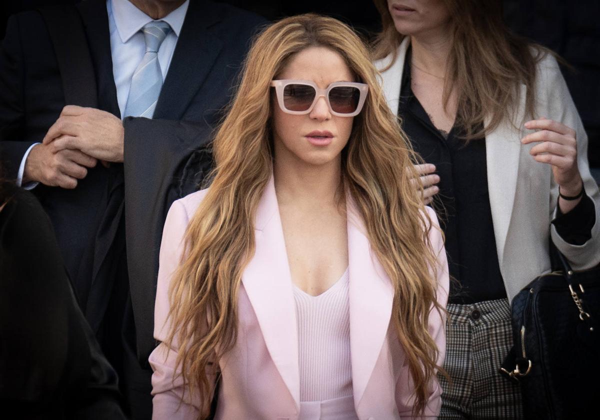 El mensaje oculto en el traje de chaqueta rosa de Shakira | Las Provincias